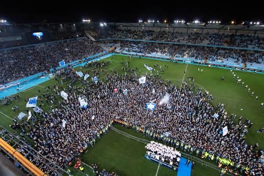 Malmö FFs spelare jublar med Lennart Johanssons pokal och