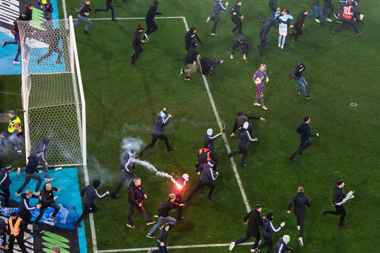Malmö FFs målvakt Johan Dahlin jublar medan supportar