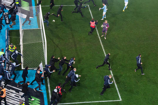 Malmö FFs målvakt Johan Dahlin jublar medan supportar