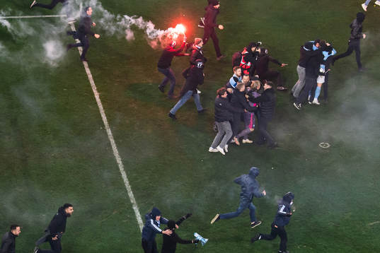 Malmö FFs målvakt Johan Dahlin jublar medan supportar