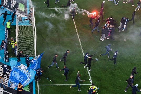 Malmö FFs målvakt Johan Dahlin jublar medan supportar