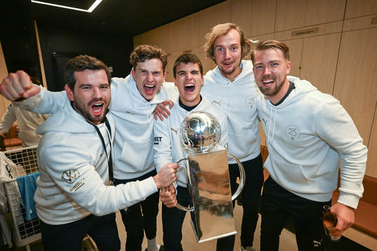 Malmö FFs assisterande tränare Theodor Olsson jublar med