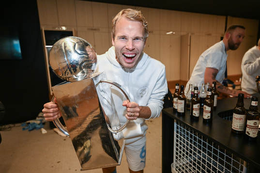 Malmö FFs Oscar Lewicki jublar med pokalen