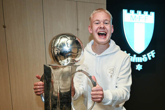 Malmö FFs Otto Rosengren jublar med pokalen