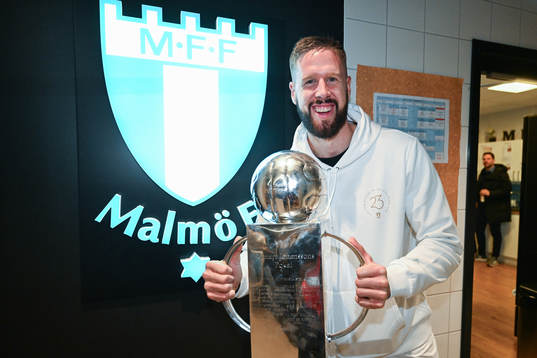 Malmö FFs Pontus Jansson jublar med pokalen