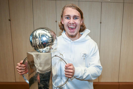Malmö FFs Sebastian Nanasi  jublar med pokalen