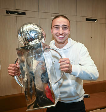 Malmö FFs Elison Makolli jublar med pokalen