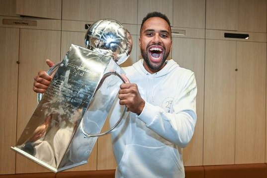 Malmö FFs Isaac Kiese Thelin jublar med pokalen efterr