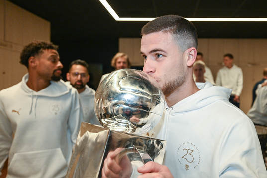 Malmö FFs Gabriel Busanello jublar med pokalen
