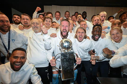 Malmö FFs Pontus Jansson jublar med lagkamrater i
