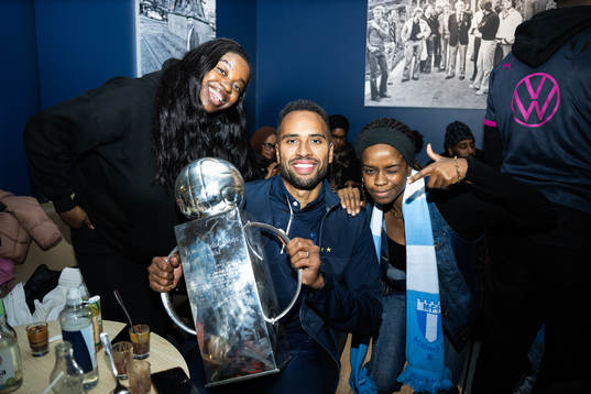 Malmö FFs Isaac Kiese Thelin med familj på guldbanketten