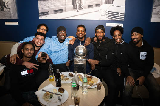 Malmö FFs Taha Ali med familj på guldbanketten för att
