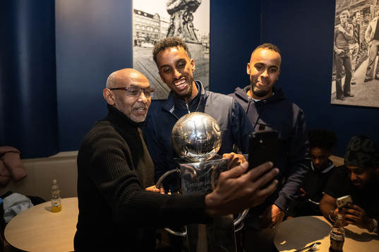 Malmö FFs Taha Ali med familj på guldbanketten för att
