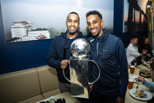 Malmö FFs Taha Ali med familj på guldbanketten för att