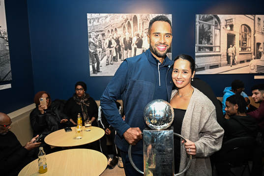 Malmö FFs Isaac Kiese Thelin med familj på guldbanketten