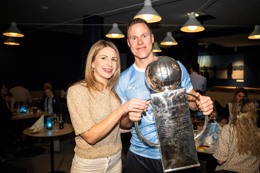 Malmö FFs Niklas Moisander med familj på guldbanketten