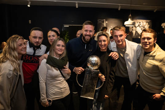 Malmö FFs Pontus Jansson med Lennart Johanssons pokal och