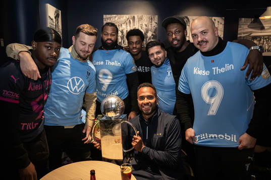 Malmö FFs Isaac Kiese Thelin med Lennart Johanssons pokal