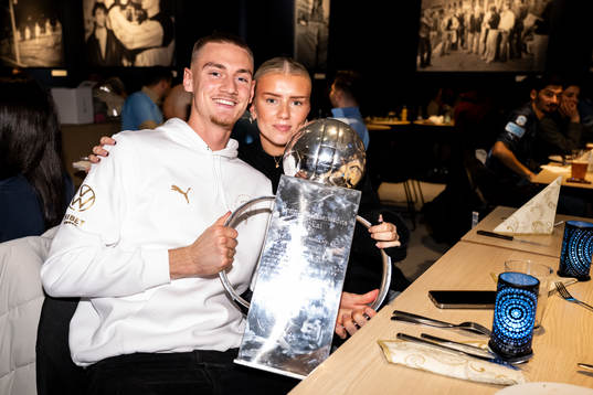 Malmö FFs målvakt Marcus Pettersson med sällskap
