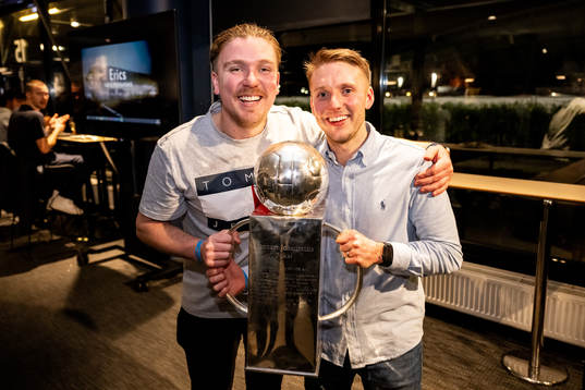 Malmö FFs analytiker Paul Mitchell med sällskap
