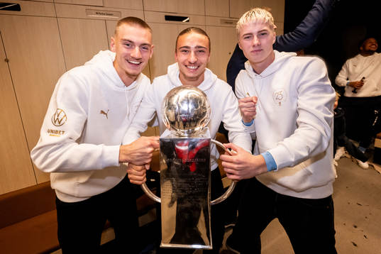 Malmö FFs målvakt Marcus Pettersson, Elison Makolli och