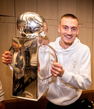 Malmö FFs målvakt Marcus Pettersson jublar med Lennart