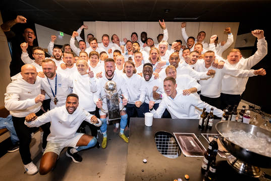 Malmö FFs spelare och ledare jublar med Lennart Johanssons
