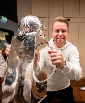 Malmö FFs fysioterapeut Jesper Robertsson jublar med