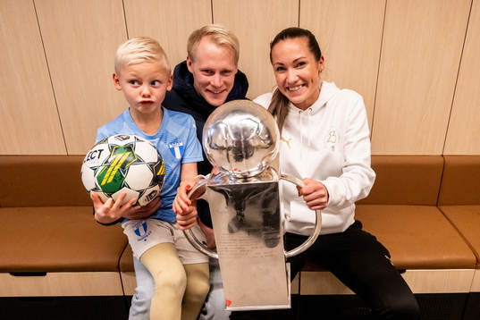 Malmö FFs läkare Amanda Lahti med familj