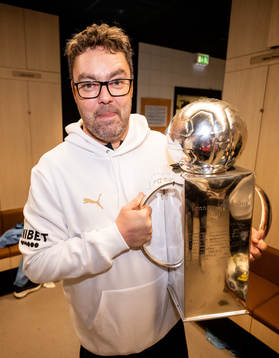 Malmö FFs materialförvaltare Daniel Möller jublar med