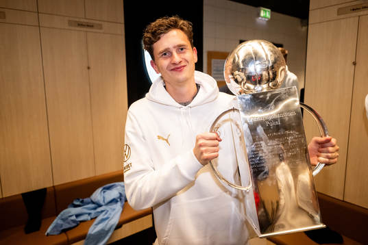 Malmö FFs assisterande tränare Martin Falk jublar med