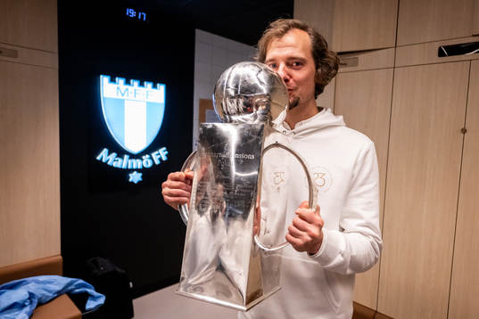 Malmö FFs chefssvout Robin Asterhed jublar med Lennart