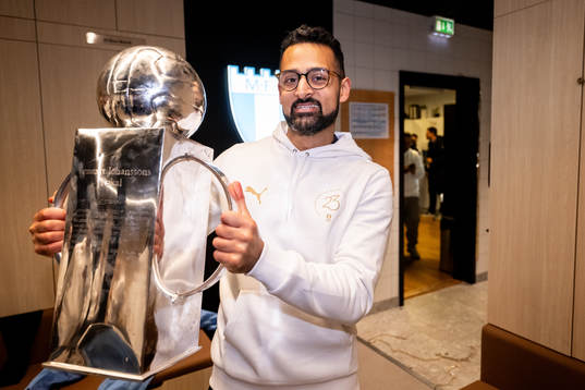 Malmö FFs fysioterapeut Roem Muftee jublar med Lennart