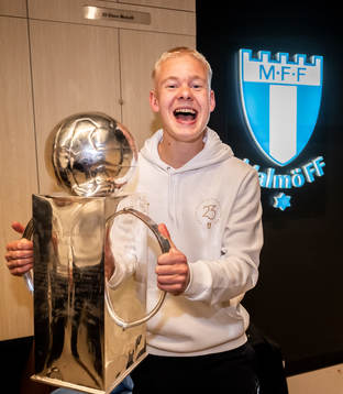 Malmö FFs Otto Rosengren jublar med Lennart Johanssons