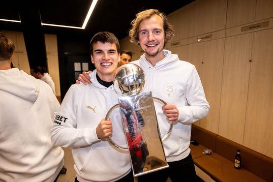 Malmö FFs chefssvout Robin Asterhed jublar med Lennart