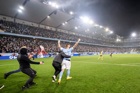 Malmö FFs Pontus Jansson och supportrar jublar över