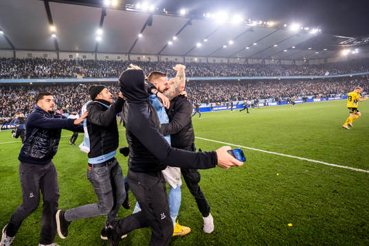 Malmö FFs Pontus Jansson och supportrar jublar över