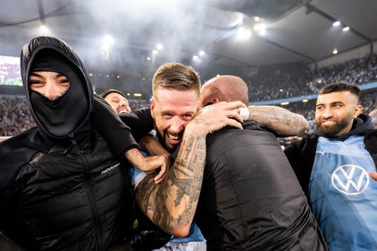 Malmö FFs Pontus Jansson och supportrar jublar över