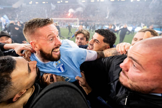 Malmö FFs Pontus Jansson och supportrar jublar över