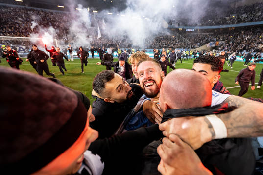 Malmö FFs Pontus Jansson och supportrar jublar över