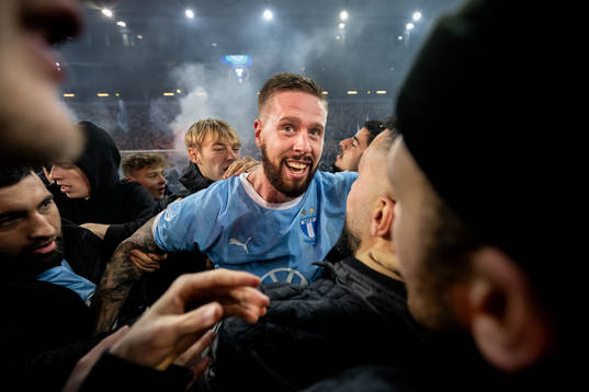 Malmö FFs Pontus Jansson och supportrar jublar över