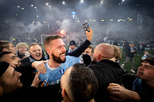 Malmö FFs Pontus Jansson och supportrar jublar över