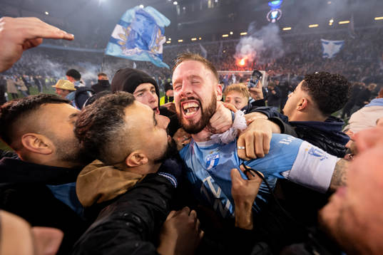 Malmö FFs Pontus Jansson och supportrar jublar över