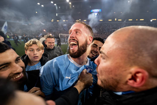 Malmö FFs Pontus Jansson och supportrar jublar över