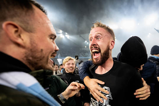 Malmö FFs Pontus Jansson och supportrar jublar över