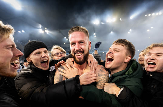 Malmö FFs Pontus Jansson och supportrar jublar över