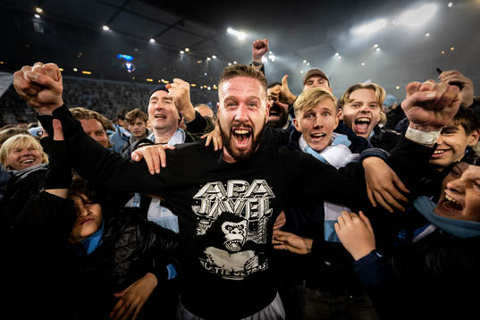 Malmö FFs Pontus Jansson och supportrar jublar över