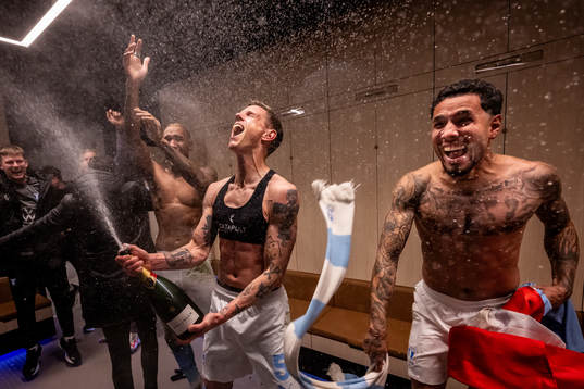 Malmö FFs Søren Rieks och Sergio Pena jublar över