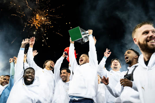 Malmö FFs Martin Olsson höjer Lennart Johanssons pokal