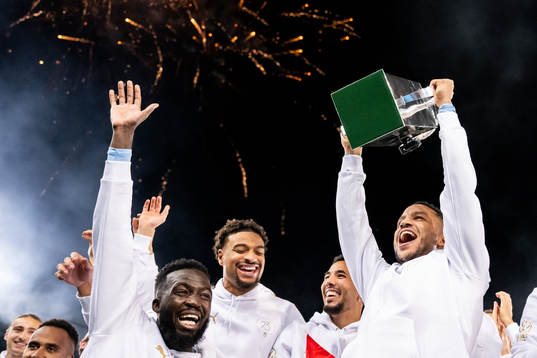 Malmö FFs Martin Olsson höjer Lennart Johanssons pokal